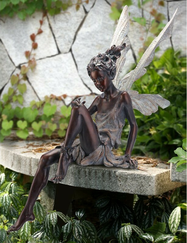 FeeFem - Garten sitzende Feenstatue