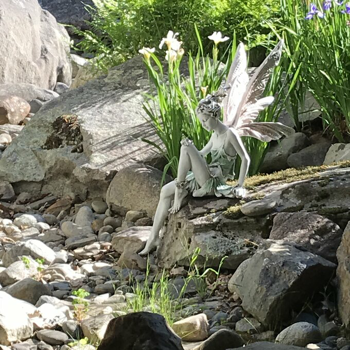 FeeFem - Garten sitzende Feenstatue