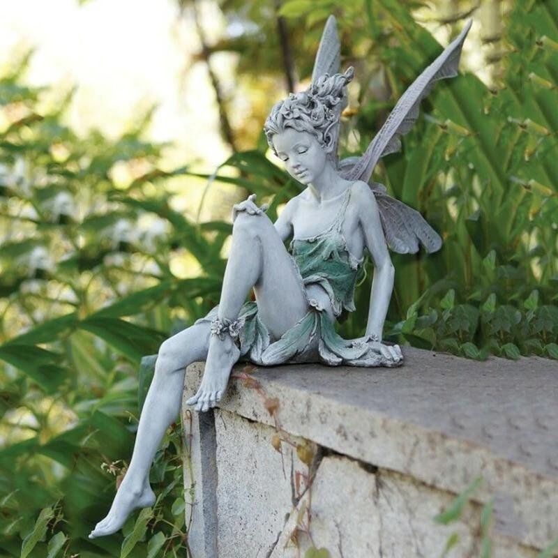 FeeFem - Garten sitzende Feenstatue