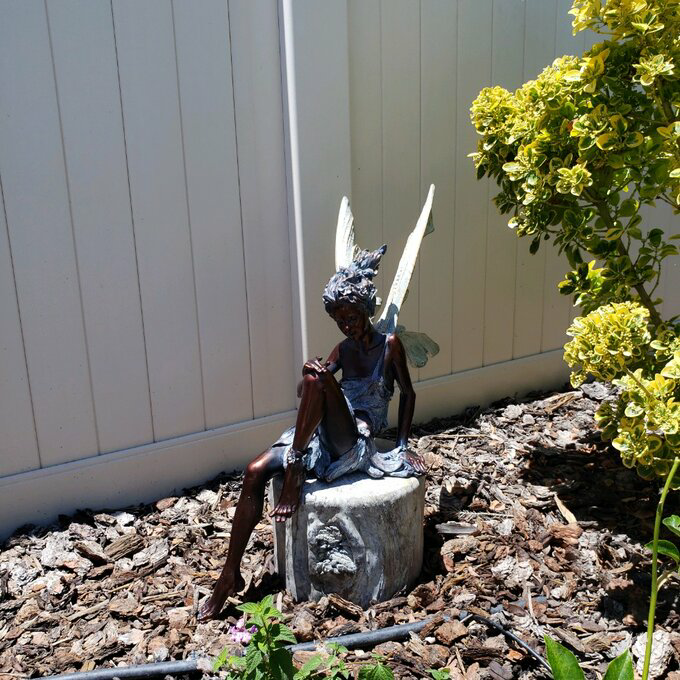 FeeFem - Garten sitzende Feenstatue