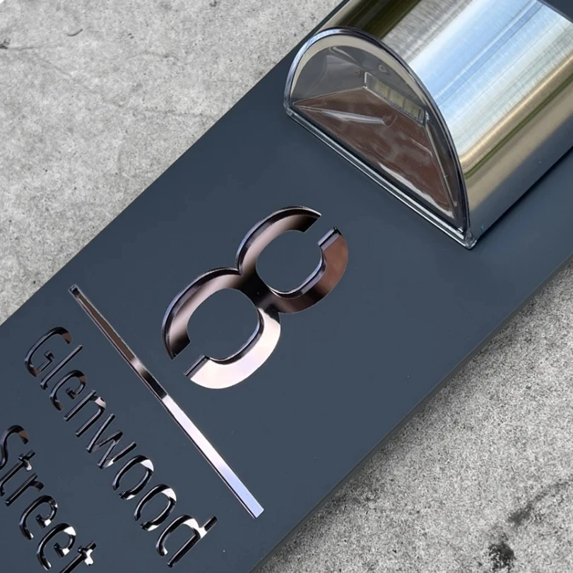GlowSign - Personalisiertes Hausnummernschild - mit Solarenergie beleuchtet | 50% RABATT