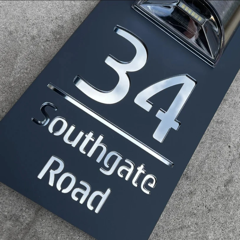 GlowSign - Personalisiertes Hausnummernschild - mit Solarenergie beleuchtet | 50% RABATT