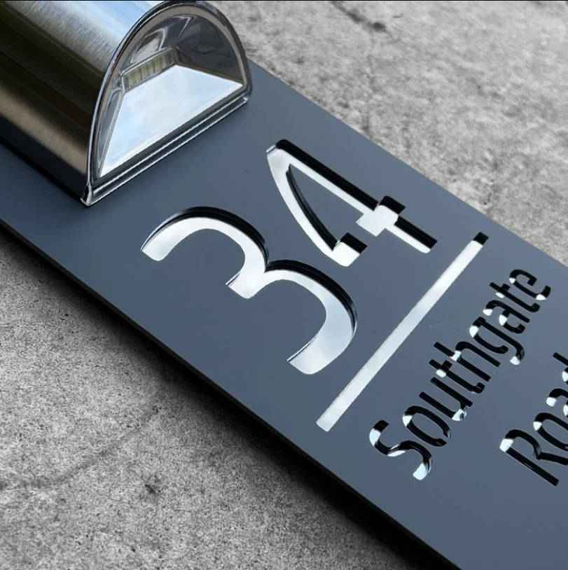 GlowSign - Personalisiertes Hausnummernschild - mit Solarenergie beleuchtet | 50% RABATT