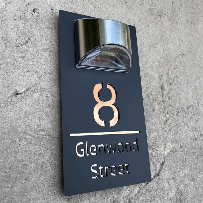 GlowSign - Personalisiertes Hausnummernschild - mit Solarenergie beleuchtet | 50% RABATT