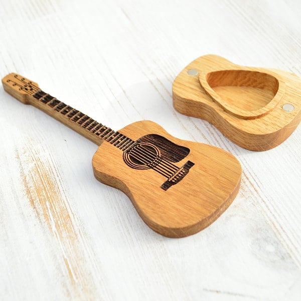 MelodyBox - Stilvolle, personalisierte Holzbox mit Ständer für Gitarrenplektren | 50% RABATT