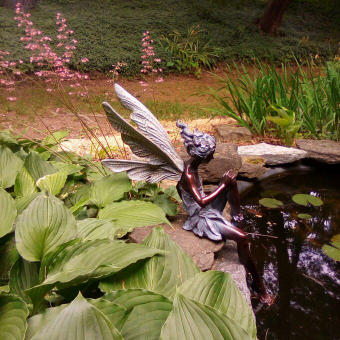 FeeFem - Garten sitzende Feenstatue