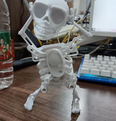 FunSkull - Tanzendes und schwingendes 3D-Schädelspielzeug | 50% RABATT
