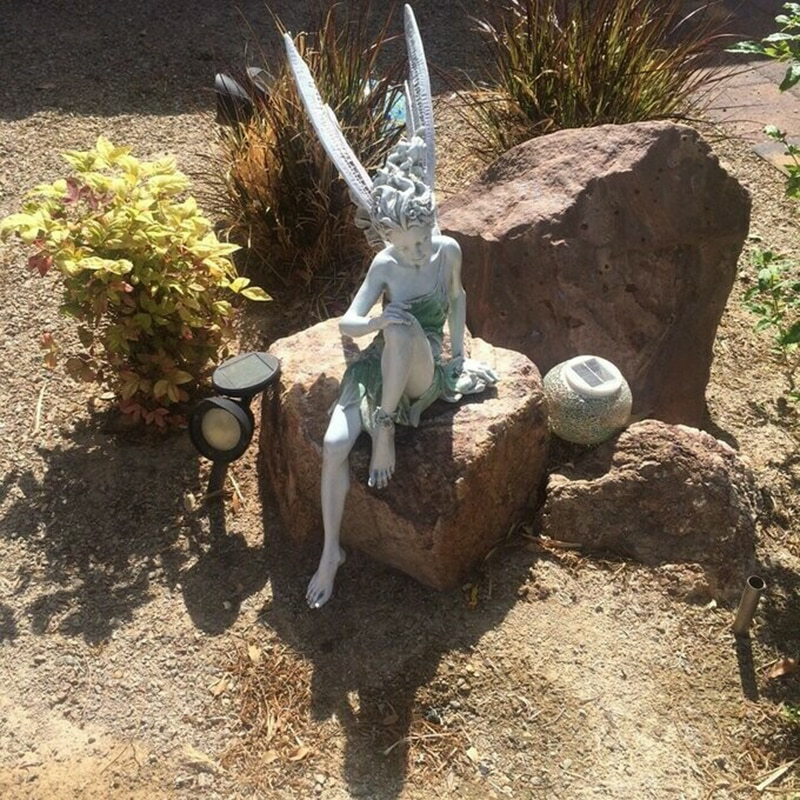 FeeFem - Garten sitzende Feenstatue