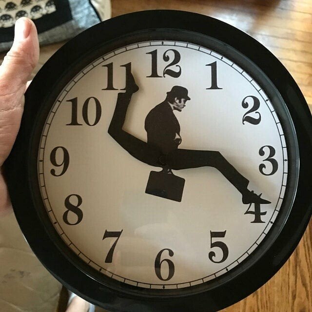 GoofyMarch - Alberne Wanduhr | 50% RABATT