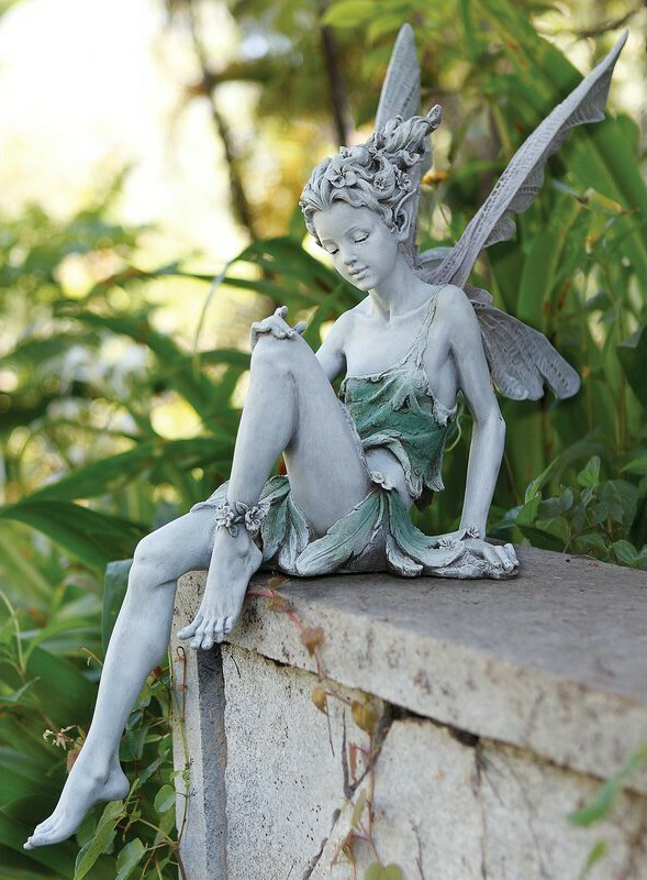 FeeFem - Garten sitzende Feenstatue