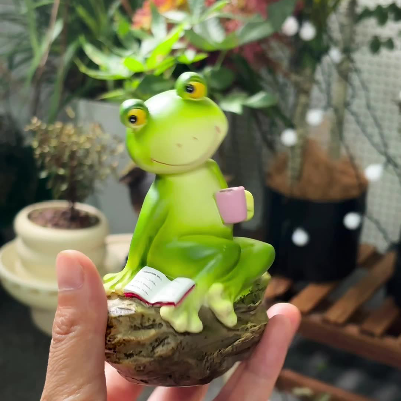 FrogLux® Charmig Läsande Grodstaty | 50% RABATT