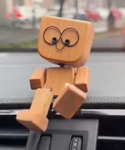 WoodieCharm™ – Handgefertigte schwingende Holzfigur | 50% Rabatt